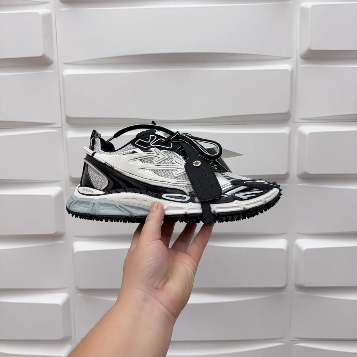 【off- white】P: 720💰Couple style👫, Size: 35-44 (Male 38.45.46 custom-made) High-quality version👊"Out of office" series original mold opening, original lasting, production process 1:1 original version ➰OFF GREY) OFF-WHITE Be Right Back Couple style👫Round toe lace-up arrow pattern low-top lifestyle casual shoes green. A running shoe called the "Be Right Back" sneaker. The design of this sneaker is inspired by Japanese sports aesthetics and craftsmanship, with running performance and principles at its core.